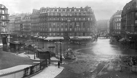 Inundaciones frente a la estación Saint-Lazare, Place de Rome, París, enero de 1910